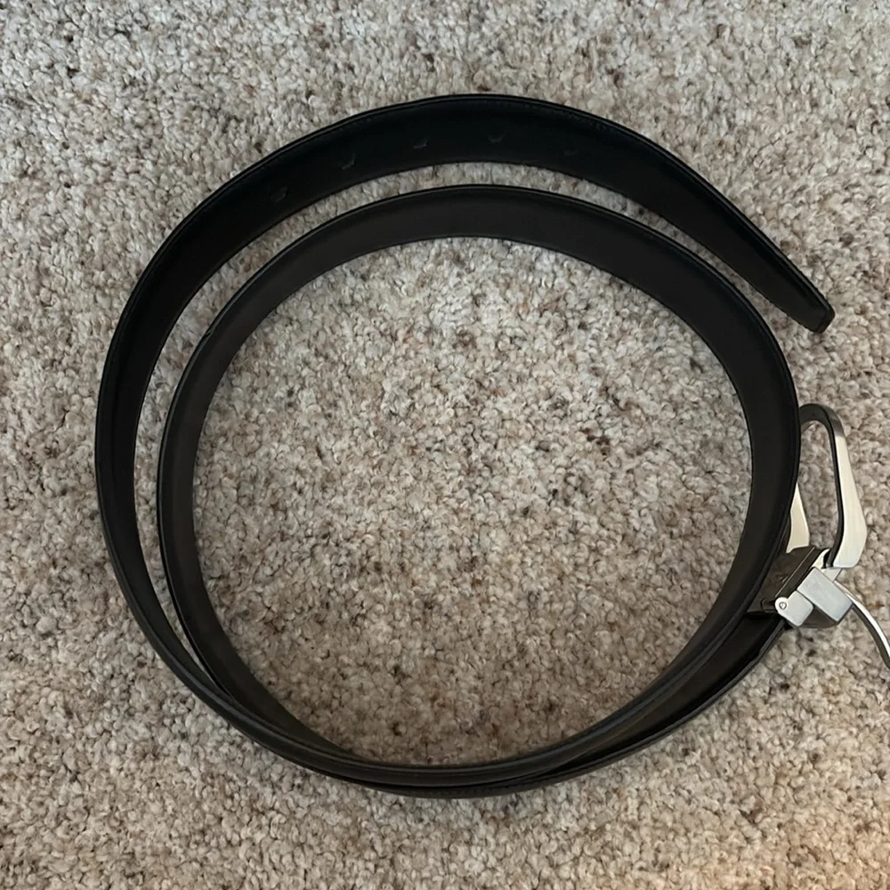 Excellent condition Tumi belt!